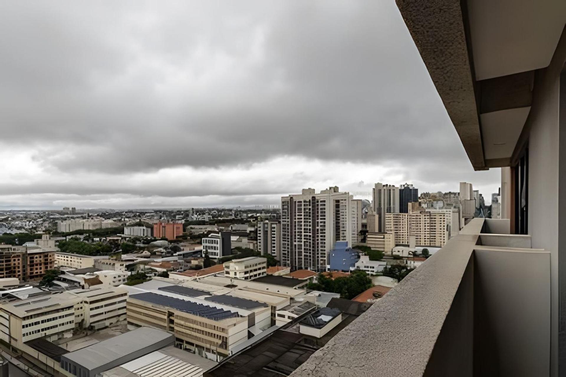 Predio Em Frente Ao Shopping Estacao
