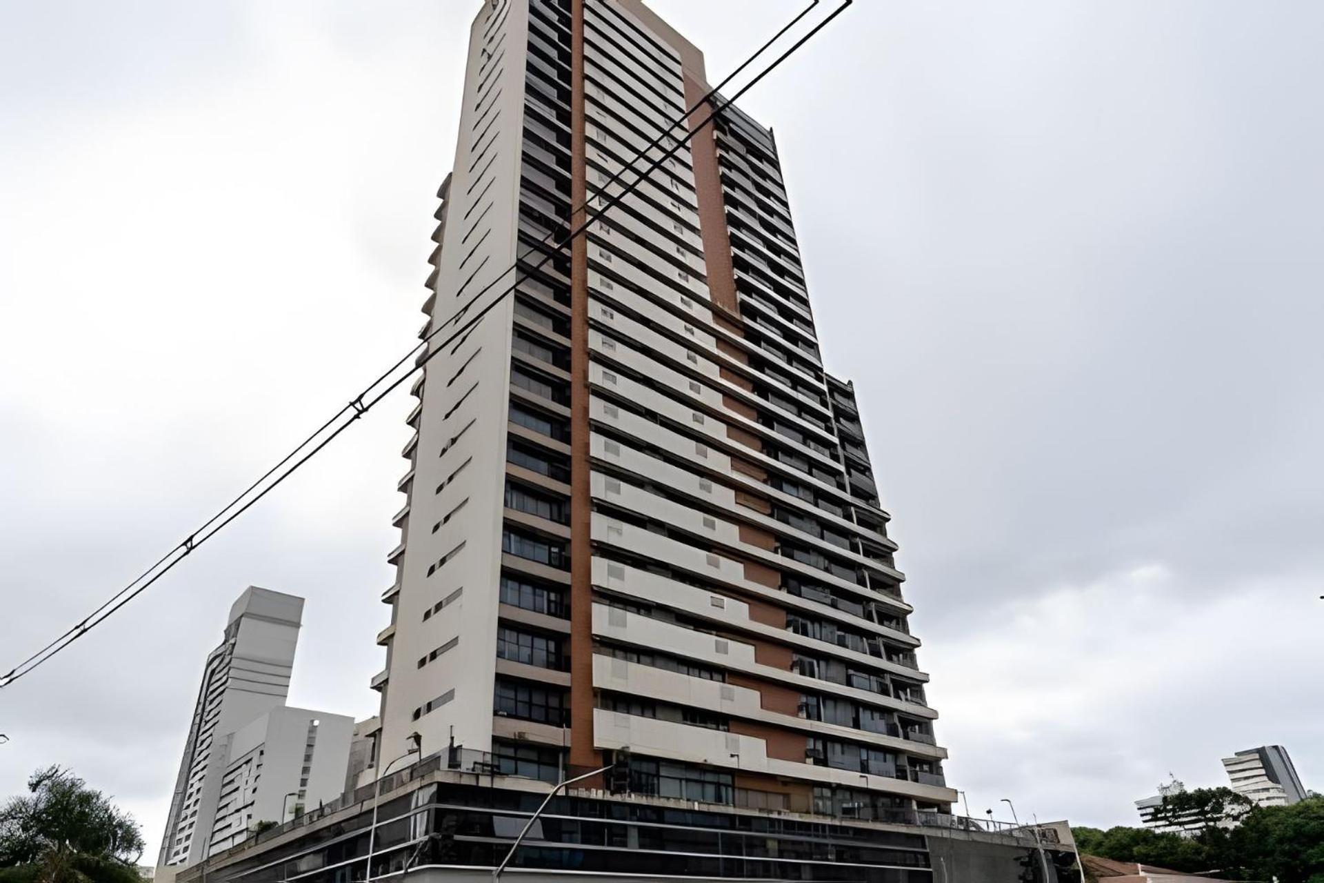 Predio Em Frente Ao Shopping Estacao Curitiba