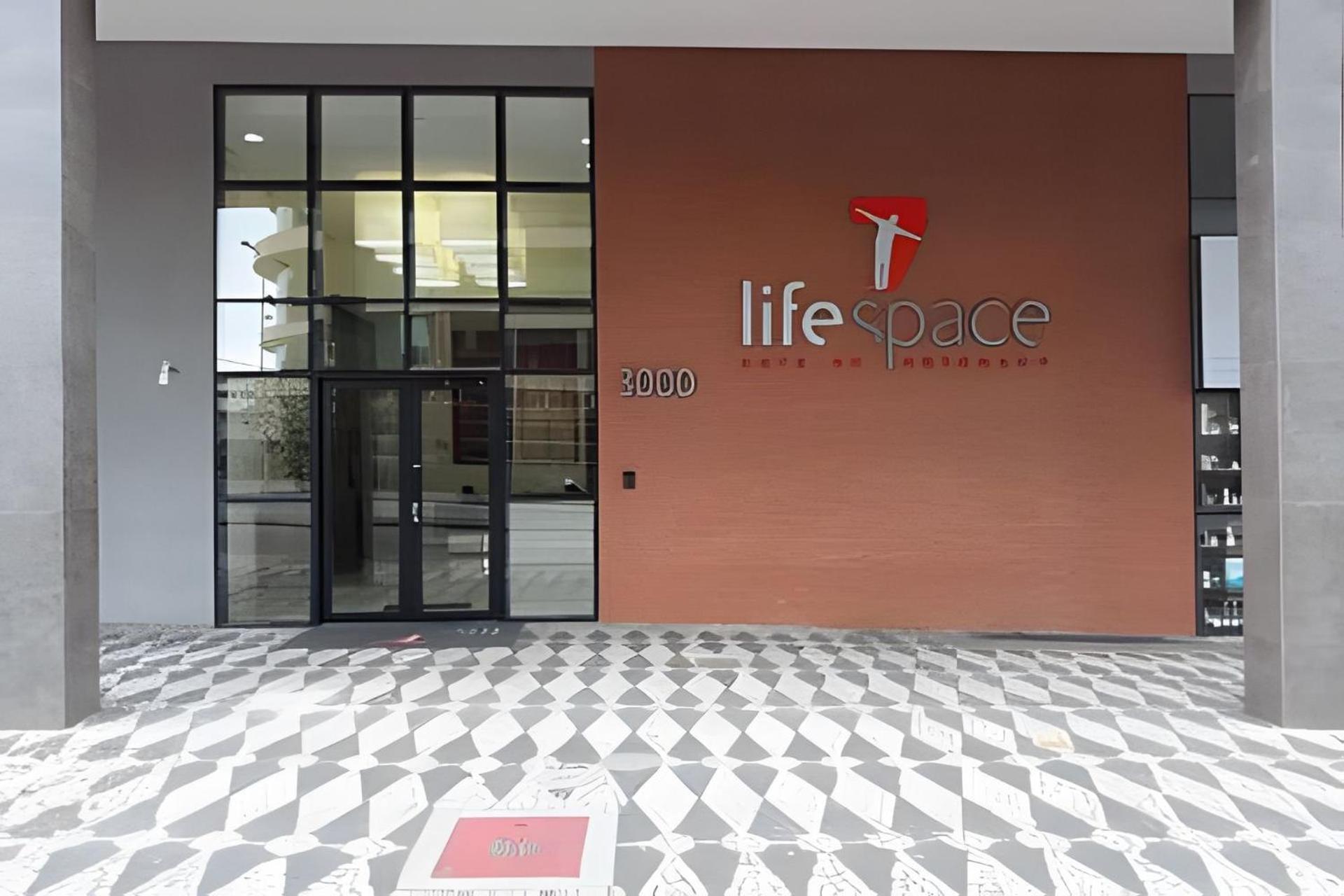 Predio Em Frente Ao Shopping Estacao Curitiba